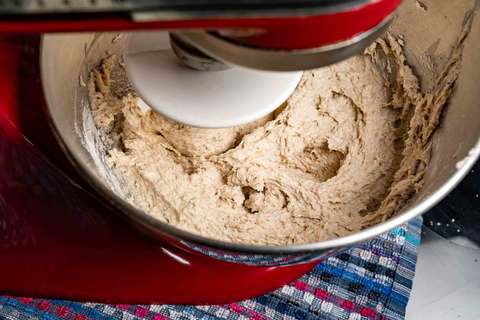 Teig wird in der Kitchenaid Küchenmaschine mit Knethaken verarbeitet
