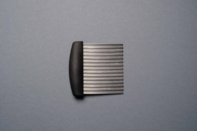 Buntmesser mit gewellter Klinge und schwarzem Griff