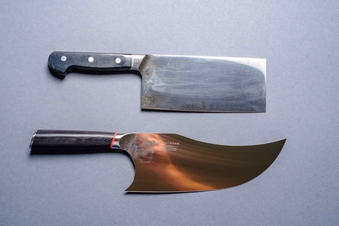 Messer mit hoher, rechteckiger Klinge, darunter ein Messer mit breiter, geschwungener Klinge