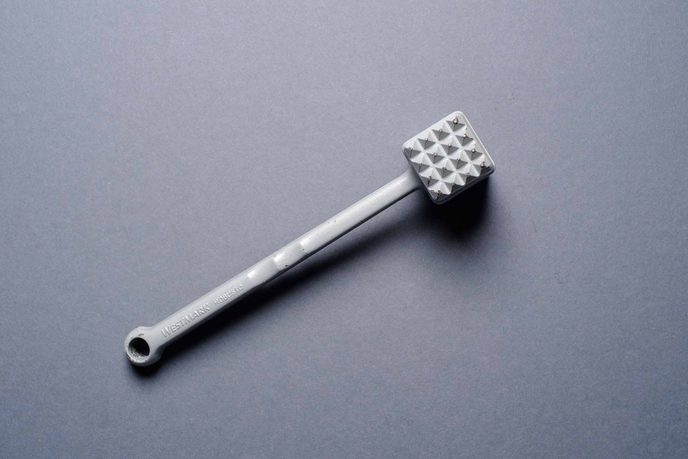 Fleischklopfer aus Metall mit gezahnter Schlagfläche