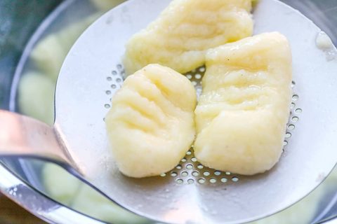 Frisch gekochte Gnocchi auf einer Schaumkelle