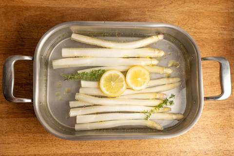 Gekochter weißer Spargel mit Zitrone und Thymian im Bräter