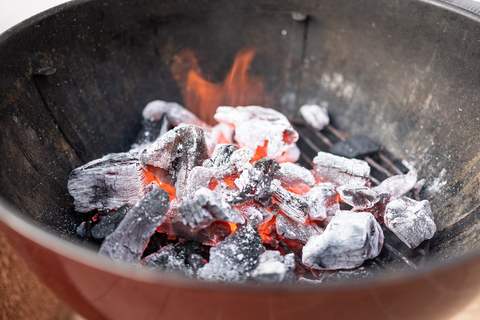 Glühende weiße Grillkohle, Holzkohle im Grill