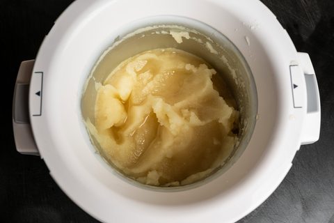 Fertig gefrorenes helles Sorbet im Behälter der Eismaschine