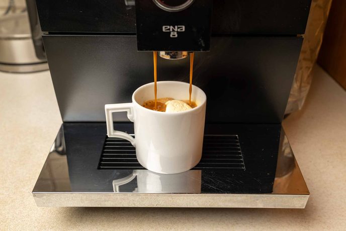 Kaffeevollautomat, Kaffee läuft in eine weiße Tasse