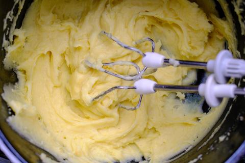 Rührbesen des Handrührgeräts in cremigem Kartoffelpüree
