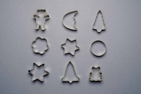 Neun Plätzchenausstecher aus Metall in Formen wie Stern, Tanne, Mond und Bär