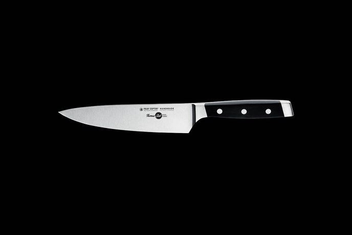 Kochmesser mit 18 cm Klinge auf schwarzem Grund