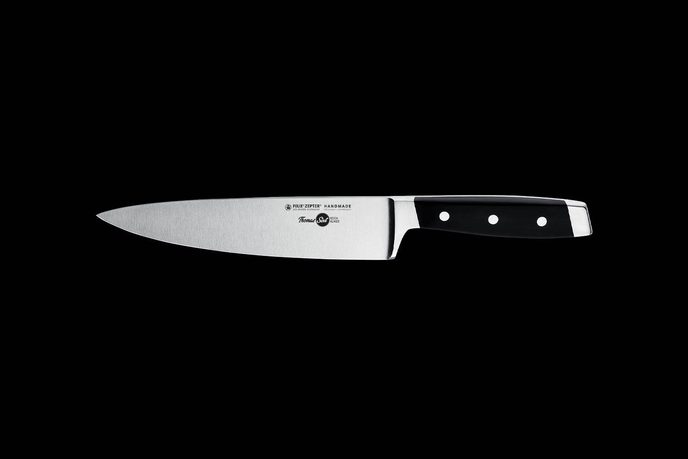 Kochmesser mit 21 cm Klinge auf schwarzem Grund