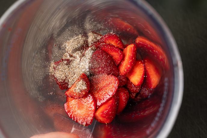 Halbierte Erdbeeren mit Vanillezucker im Mixbehälter