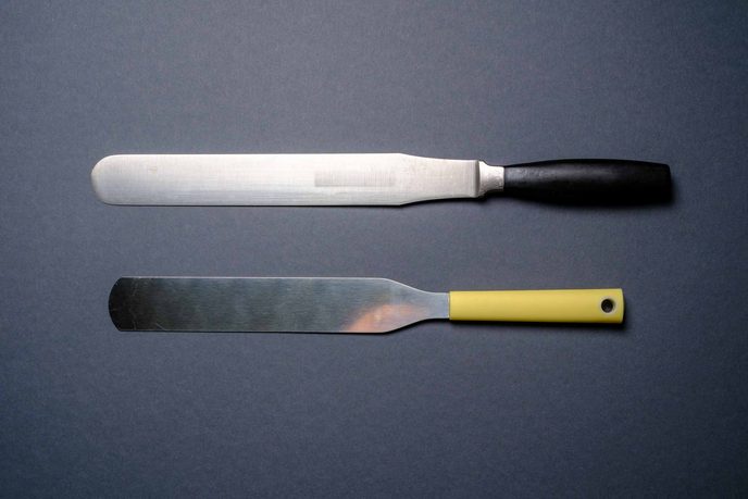 Zwei gerade Küchenpaletten aus Edelstahl mit schwarzem und gelbem Griff