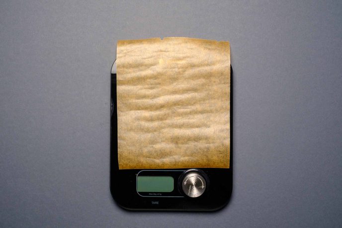 Digitale Küchenwaage mit Backpapier auf der Wiegefläche
