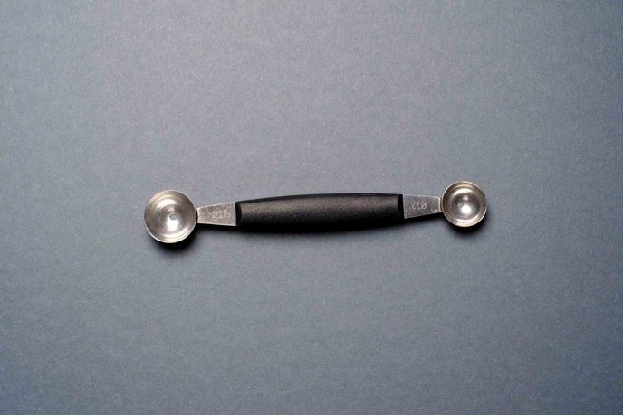 Kugelausstecher mit zwei unterschiedlich großen Ausstechern und schwarzem Griff