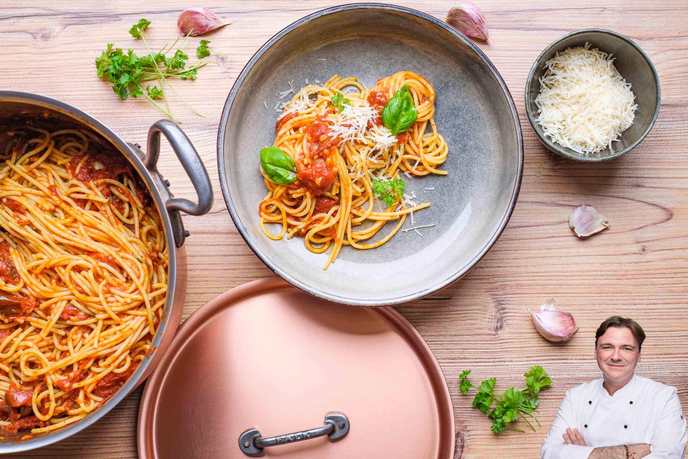 Kupferkochgeschirr im Einsatz beim Kochen von Pasta