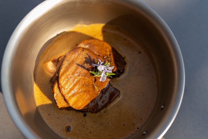 Lammrollbraten im Topf vor dem Anrichten