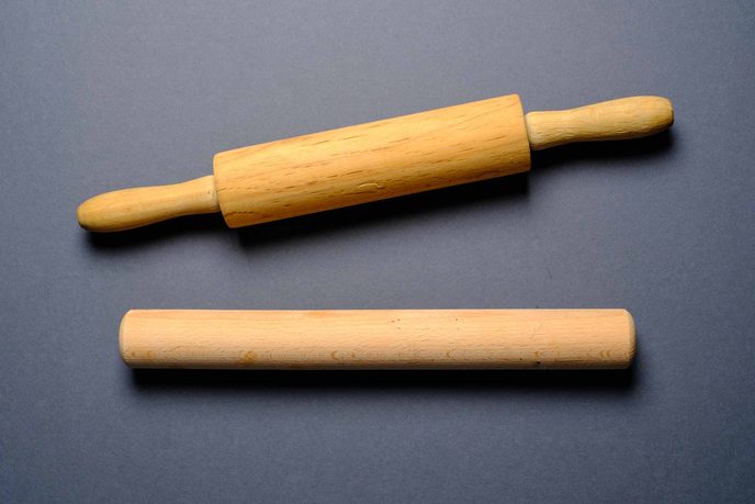 Nudelholz mit Griffen und ein einfaches Rundholz aus hellem Holz