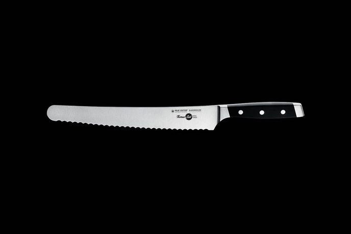 Patisseriemesser mit Wellenschliff, 26 cm, auf schwarzem Grund