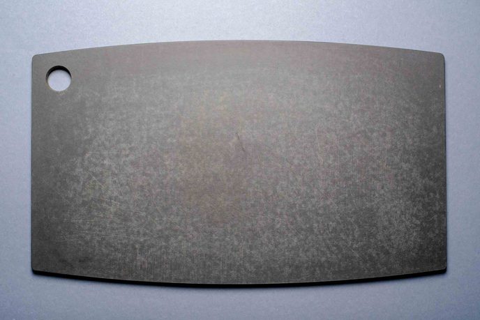 Schwarzes Schneidebrett aus Holzfaser-Verbundstoff mit Aufhängeloch