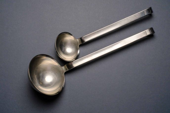 Zwei Schöpfkellen aus Edelstahl in unterschiedlichen Größen