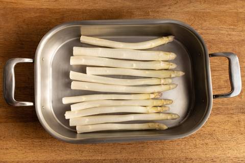 Geschälter weißer Spargel im Bräter