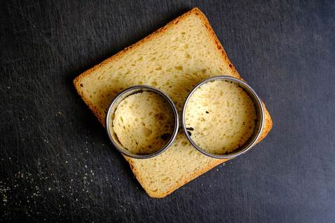 Zwei Ausstechringe auf einer Scheibe Toastbrot
