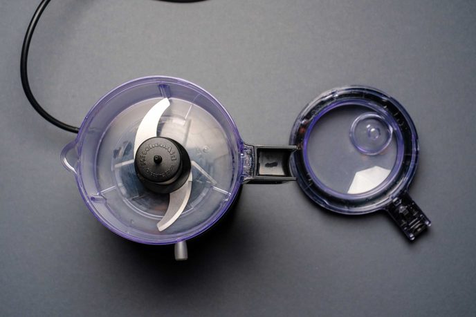 Universalzerkleinerer mit durchsichtigem Behälter, Messereinsatz und Deckel